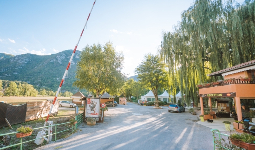 entrée-camping-pre-lombard-ariege-pyrenees