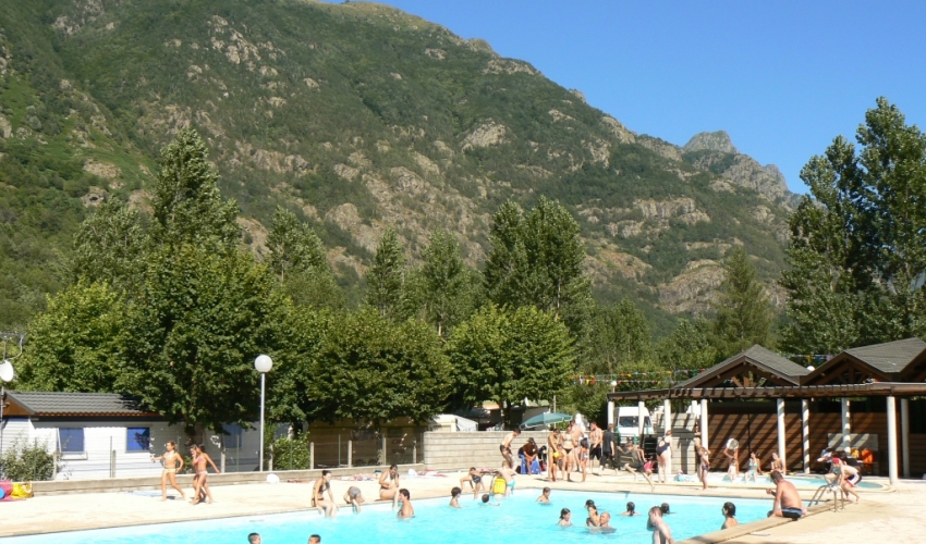 Camping-piscine-les-Ioules-ariege-pyrenees